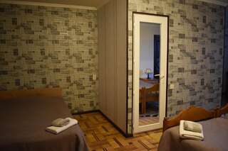 Гостевой дом Lea Guest House Тбилиси Трехместный номер с основными удобствами-6